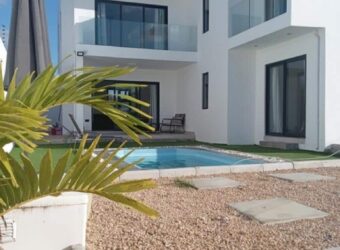 Location d’une superbe villa contemporaine avec piscine nichée dans un quartier paisible et résidentiel à Grandbaie