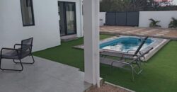 Location d’une superbe villa contemporaine avec piscine nichée dans un quartier paisible et résidentiel à Grandbaie