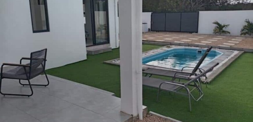 Location d’une superbe villa contemporaine avec piscine nichée dans un quartier paisible et résidentiel à Grandbaie