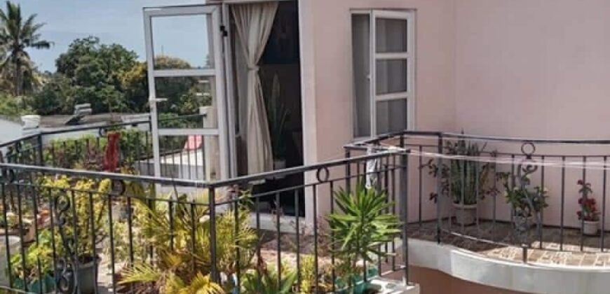 À vendre appartement avec roof top privatif offrant vue imprenable sur mer à Grand Gaube