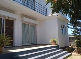 A vendre une belle villa familiale de 230m2 située dans un quartier résidentiel à Grand Gaube A vendre une belle villa familiale de 230m2 située dans un quartier résidentiel à Grand Gaube