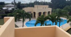 Location d’une charmante villa en duplex dans une résidence paisible et sécurisée avec piscine et vaste parc à Tamarin.