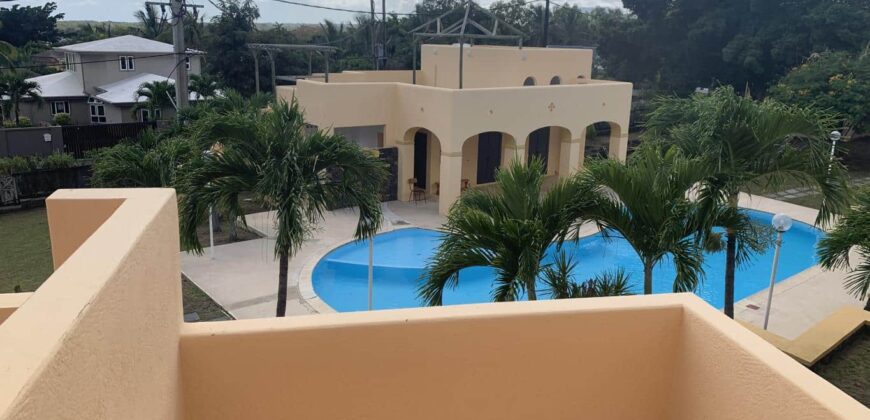 Location d’une charmante villa en duplex dans une résidence paisible et sécurisée avec piscine et vaste parc à Tamarin.