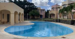 Location d’une charmante villa en duplex dans une résidence paisible et sécurisée avec piscine et vaste parc à Tamarin.