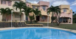 Location d’une charmante villa en duplex dans une résidence paisible et sécurisée avec piscine et vaste parc à Tamarin.