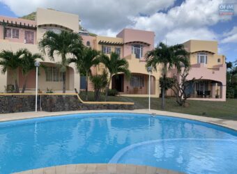 Location d’une charmante villa en duplex dans une résidence paisible et sécurisée avec piscine et vaste parc à Tamarin.