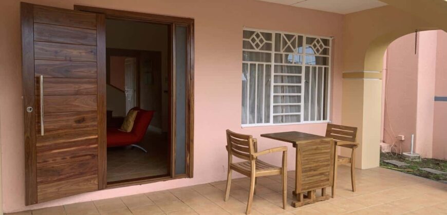 Location d’une charmante villa en duplex dans une résidence paisible et sécurisée avec piscine et vaste parc à Tamarin.