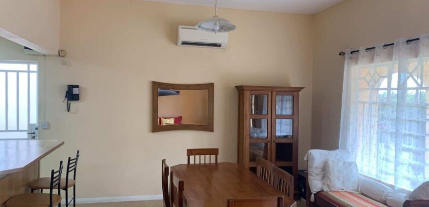 Location d’une charmante villa en duplex dans une résidence paisible et sécurisée avec piscine et vaste parc à Tamarin.