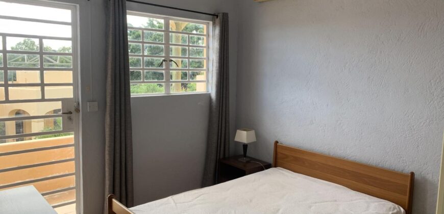 Location d’une charmante villa en duplex dans une résidence paisible et sécurisée avec piscine et vaste parc à Tamarin.