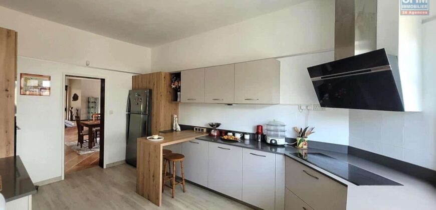 En vente une villa d’exception de 490 m² sur un terrain de 1 127 m² dans un cadre naturel privilégié à Tamarin