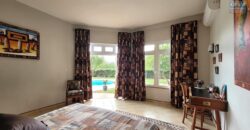 En vente une villa d’exception de 490 m² sur un terrain de 1 127 m² dans un cadre naturel privilégié à Tamarin