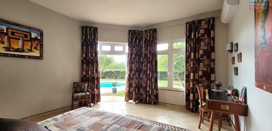 En vente une villa d’exception de 490 m² sur un terrain de 1 127 m² dans un cadre naturel privilégié à Tamarin