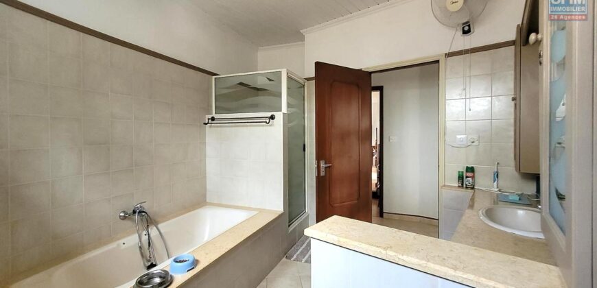 En vente une villa d’exception de 490 m² sur un terrain de 1 127 m² dans un cadre naturel privilégié à Tamarin