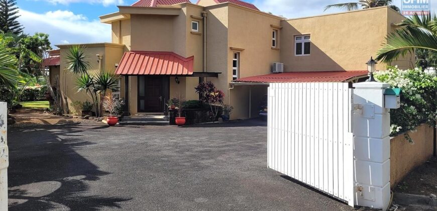 En vente une villa d’exception de 490 m² sur un terrain de 1 127 m² dans un cadre naturel privilégié à Tamarin