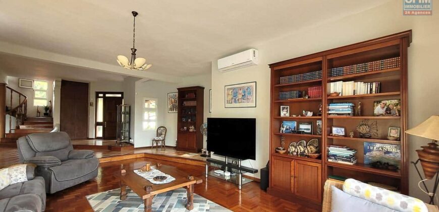 En vente une villa d’exception de 490 m² sur un terrain de 1 127 m² dans un cadre naturel privilégié à Tamarin