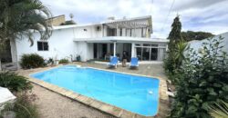 À vendre une belle villa familiale de 325 m² sur 361 m² de terrain avec piscine et garage à Roches Brunes