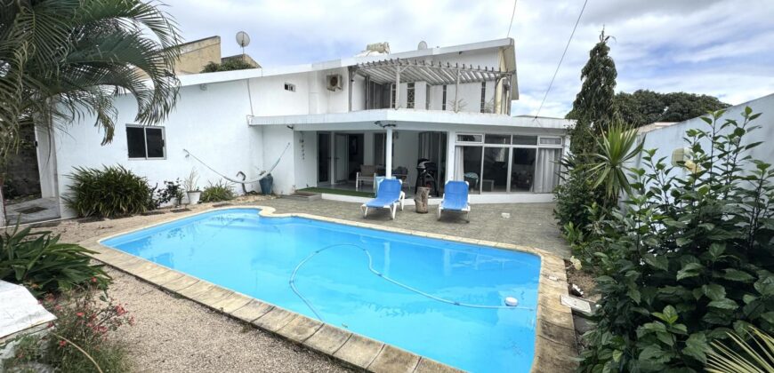 À vendre une belle villa familiale de 325 m² sur 361 m² de terrain avec piscine et garage à Roches Brunes