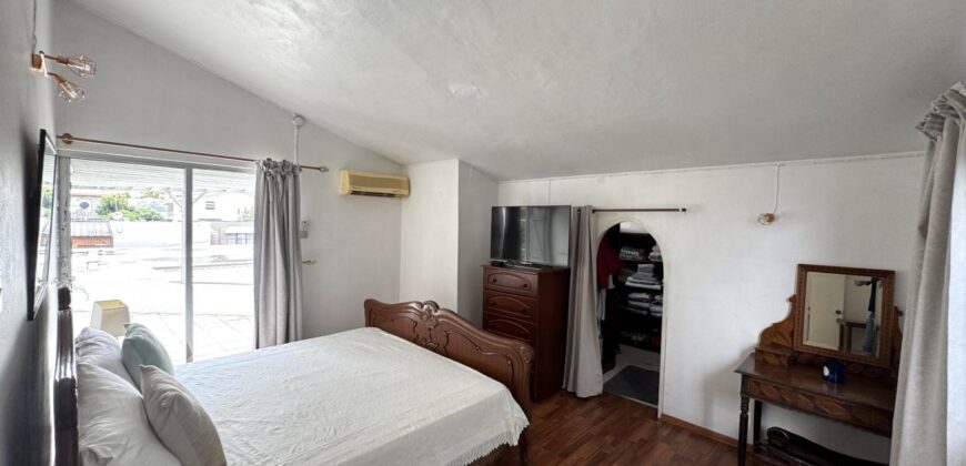 À vendre une belle villa familiale de 325 m² sur 361 m² de terrain avec piscine et garage à Roches Brunes