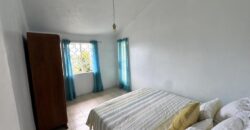 À vendre une belle villa familiale de 325 m² sur 361 m² de terrain avec piscine et garage à Roches Brunes