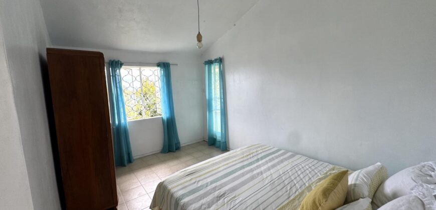 À vendre une belle villa familiale de 325 m² sur 361 m² de terrain avec piscine et garage à Roches Brunes