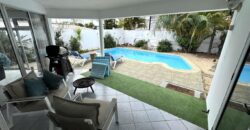 À vendre une belle villa familiale de 325 m² sur 361 m² de terrain avec piscine et garage à Roches Brunes