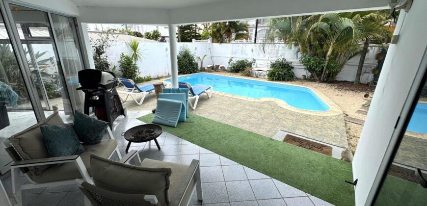 À vendre une belle villa familiale de 325 m² sur 361 m² de terrain avec piscine et garage à Roches Brunes