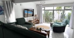 À vendre une belle villa familiale de 325 m² sur 361 m² de terrain avec piscine et garage à Roches Brunes