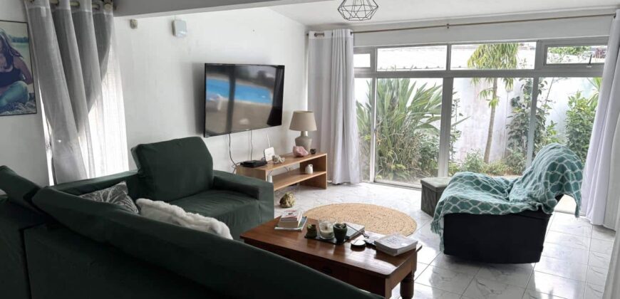 À vendre une belle villa familiale de 325 m² sur 361 m² de terrain avec piscine et garage à Roches Brunes