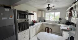 À vendre une belle villa familiale de 325 m² sur 361 m² de terrain avec piscine et garage à Roches Brunes