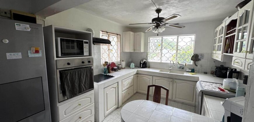 À vendre une belle villa familiale de 325 m² sur 361 m² de terrain avec piscine et garage à Roches Brunes