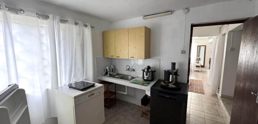 À vendre une belle villa familiale de 325 m² sur 361 m² de terrain avec piscine et garage à Roches Brunes