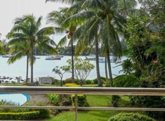 À louer magnifique appartement de 150 m² pied dans l’eau à Grand Baie, entièrement meublé