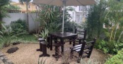 À louer un charmant appartement avec jardin dans un quartier paisible à Flic en Flac.