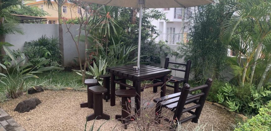 À louer un charmant appartement avec jardin dans un quartier paisible à Flic en Flac.