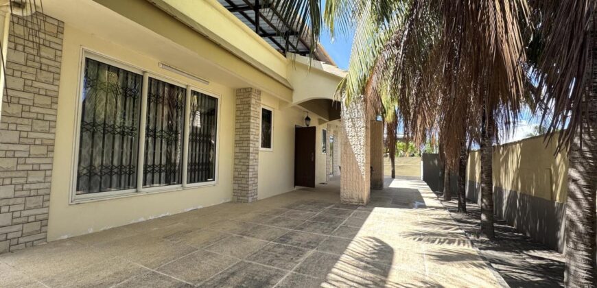 En vente une spacieuse villa moderne de 300 m² située dans un quartier résidentiel paisible à Flic en Flac