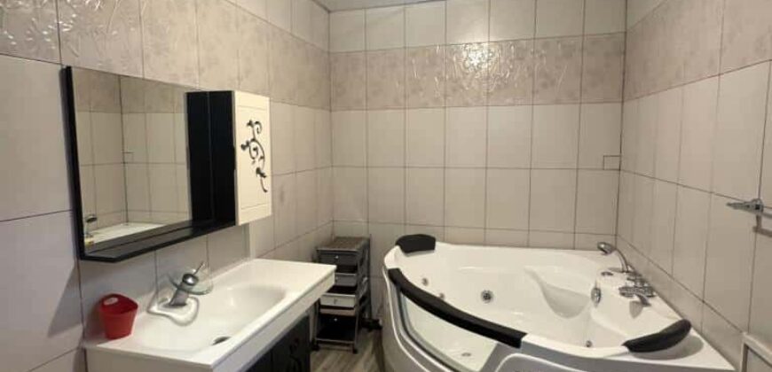 En vente une spacieuse villa moderne de 300 m² située dans un quartier résidentiel paisible à Flic en Flac