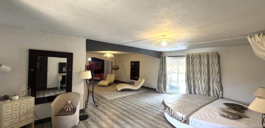 En vente une spacieuse villa moderne de 300 m² située dans un quartier résidentiel paisible à Flic en Flac