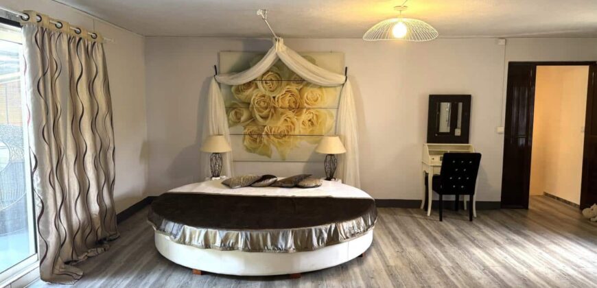 En vente une spacieuse villa moderne de 300 m² située dans un quartier résidentiel paisible à Flic en Flac