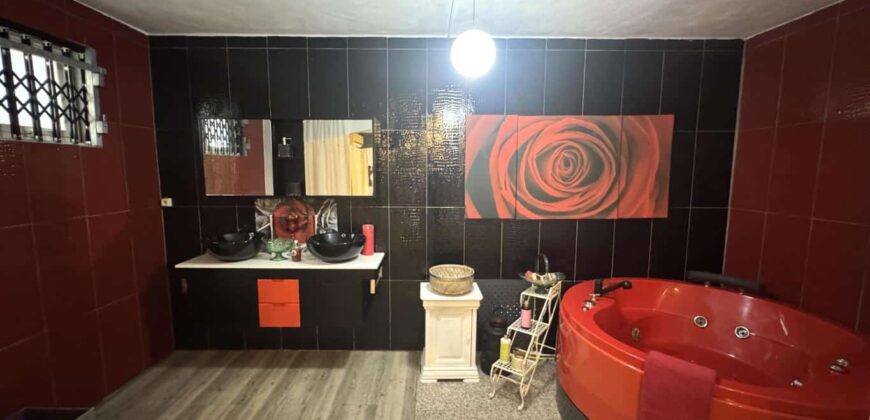 En vente une spacieuse villa moderne de 300 m² située dans un quartier résidentiel paisible à Flic en Flac