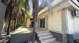 En vente une spacieuse villa moderne de 300 m² située dans un quartier résidentiel paisible à Flic en Flac