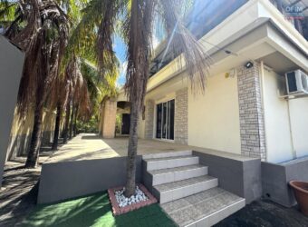 En vente une spacieuse villa moderne de 300 m² située dans un quartier résidentiel paisible à Flic en Flac