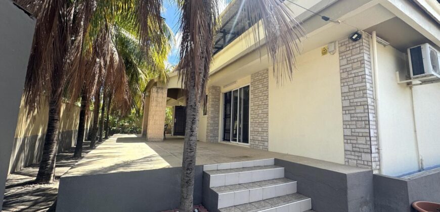 En vente une spacieuse villa moderne de 300 m² située dans un quartier résidentiel paisible à Flic en Flac