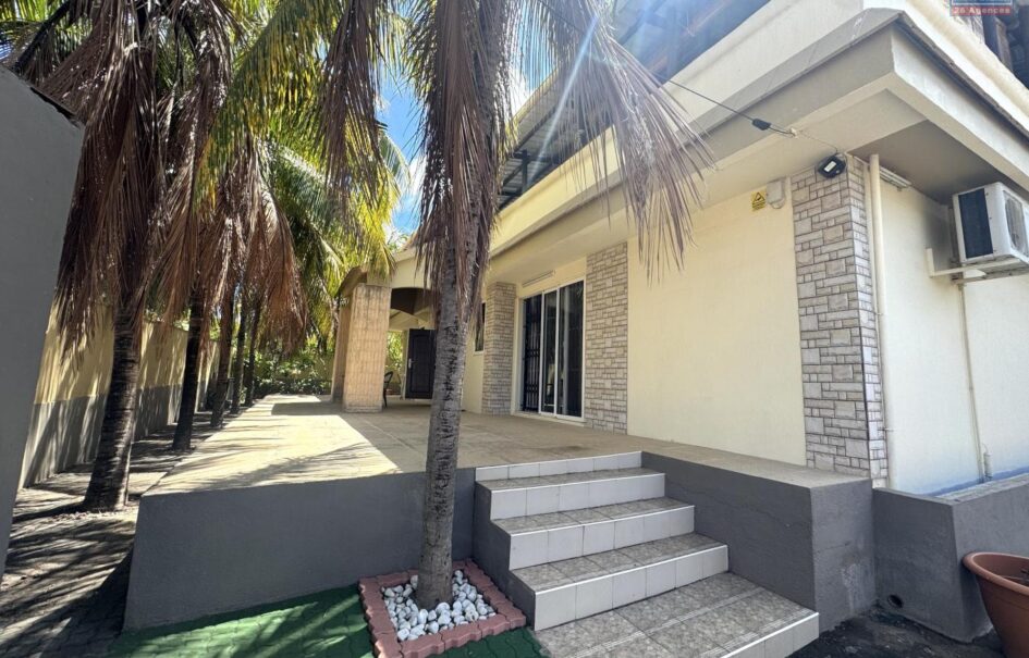 En vente une spacieuse villa moderne de 300 m² située dans un quartier résidentiel paisible à Flic en Flac