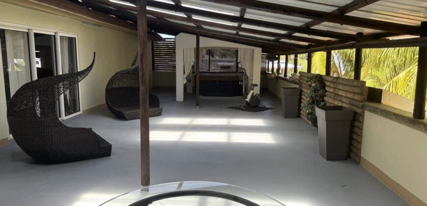 En vente une spacieuse villa moderne de 300 m² située dans un quartier résidentiel paisible à Flic en Flac