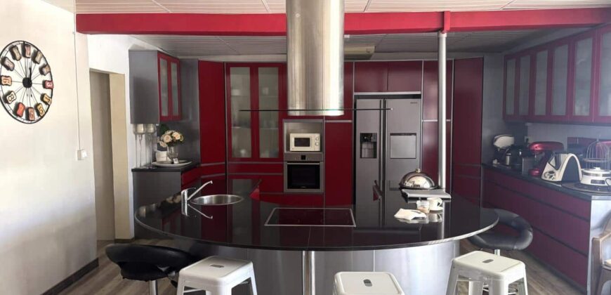 En vente une spacieuse villa moderne de 300 m² située dans un quartier résidentiel paisible à Flic en Flac