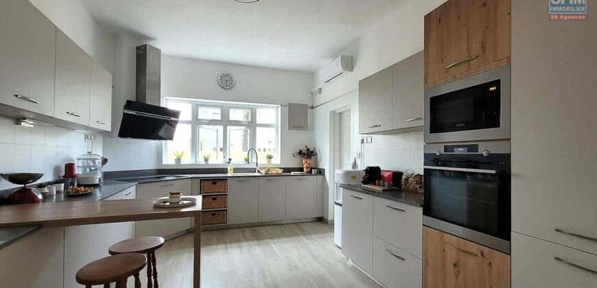 En vente une villa d’exception de 490 m² sur un terrain de 1 127 m² dans un cadre naturel privilégié à Tamarin