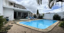 À vendre une belle villa familiale de 325 m² sur 361 m² de terrain avec piscine et garage à Roches Brunes