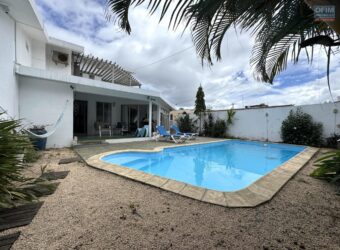 À vendre une belle villa familiale de 325 m² sur 361 m² de terrain avec piscine et garage à Roches Brunes