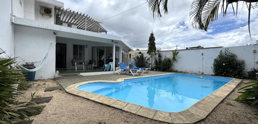 À vendre une belle villa familiale de 325 m² sur 361 m² de terrain avec piscine et garage à Roches Brunes