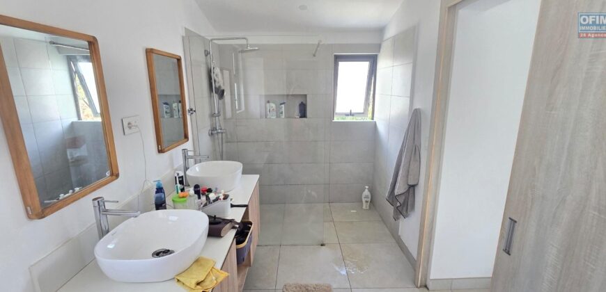 Location d’une magnifique villa contemporaine avec piscine à proximité des commodités de Tamarin